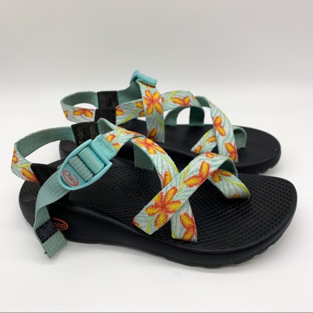 ✨ISO✨ Chacos Sz. 9 women’s glow in the dark/ultraviolet